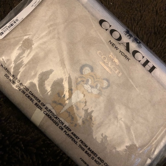 SALE!! NWT Coach RARE Tiger Print Wristlet!! - Picture 3 of 5